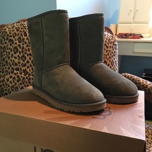 UGG boots: olive green size 9