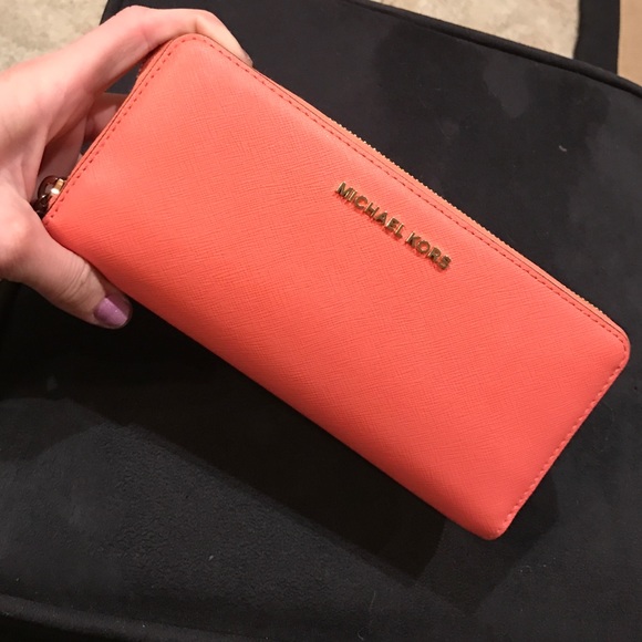 MICHAEL KORS JET SET TRAVEL LEATHER CONT. WRISTLET