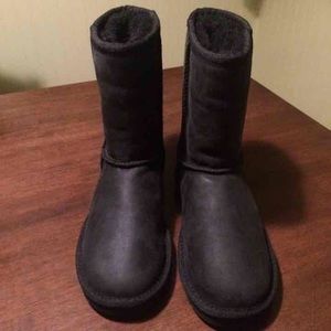 Uggs- New LEATHER 5- water resistant