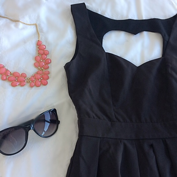 🎉 HP 🎉 Black Classic Heart Dress - Picture 2 of 2