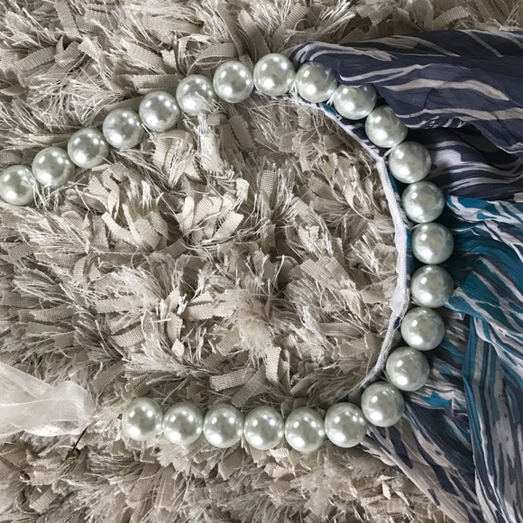 Unique and Adorable top with pearl necklace - Picture 3 of 4