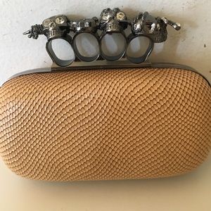 4 fingered Skull clutch