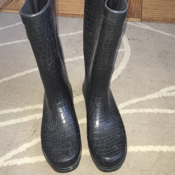 Black croc design rainboots