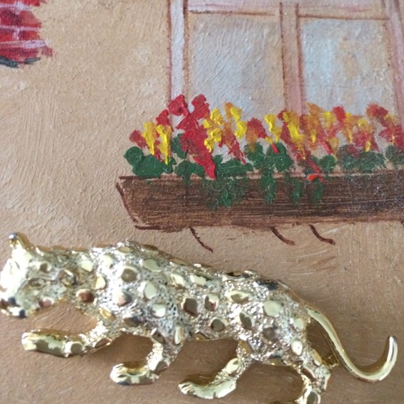 Gold tone leopard brooch - Picture 1 of 1