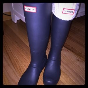 Navy Hunter Boots with cream cable knit socks