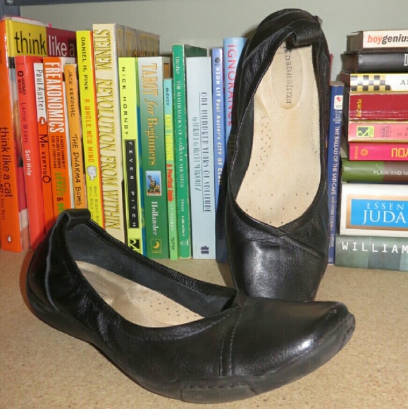 Naturalizer black ballet flats