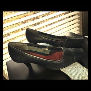 Aerosoles Women's Envy Pump, navy leather