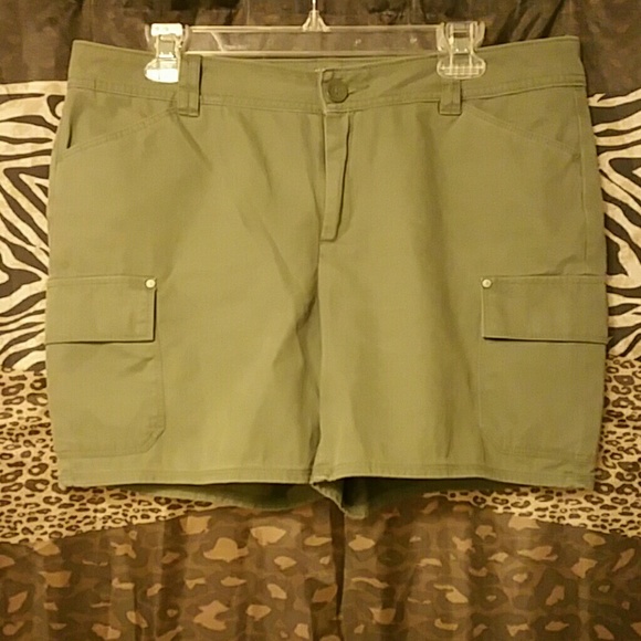 Liz Claiborne green khaki shorts, size 12