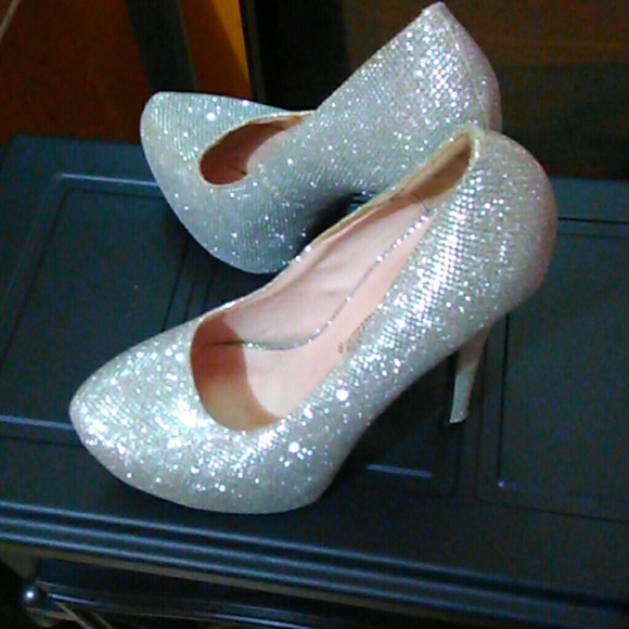 Silver sparkling heels ✨