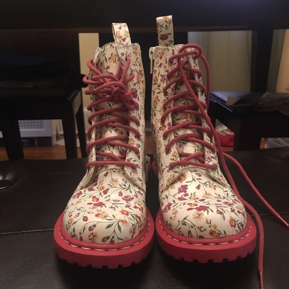 Beautiful boots. Perfect 4 holiday pics! Size 4