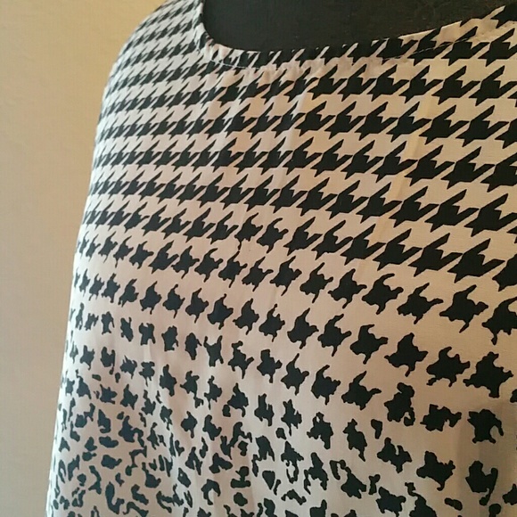 Houndstooth and Animal Print Sleeveless Blouse - Picture 3 of 4