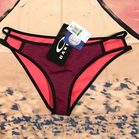 NWT Oakley bottom.