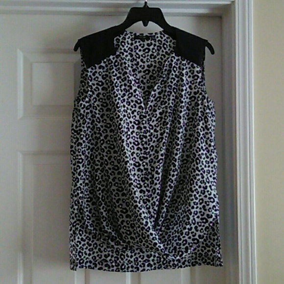 Black & gray animal print top twist-front hi-low