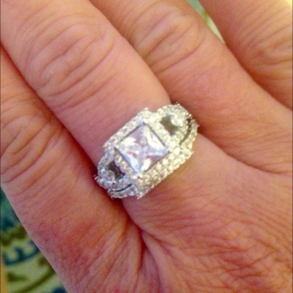Beautiful New Vintage Style, White Topaz size 6