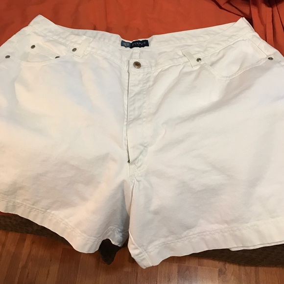 Avenue Blues white jean shorts Size 24