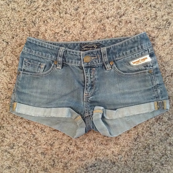 Cute Seven Jeans denim shorts!