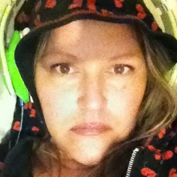 Meet your Posher, Laura - Picture 2 of 2