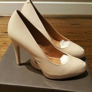 2.5-3.0 inches patent leather nude pumps.
