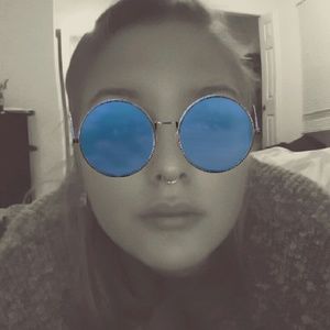 Meet your Posher, Claire