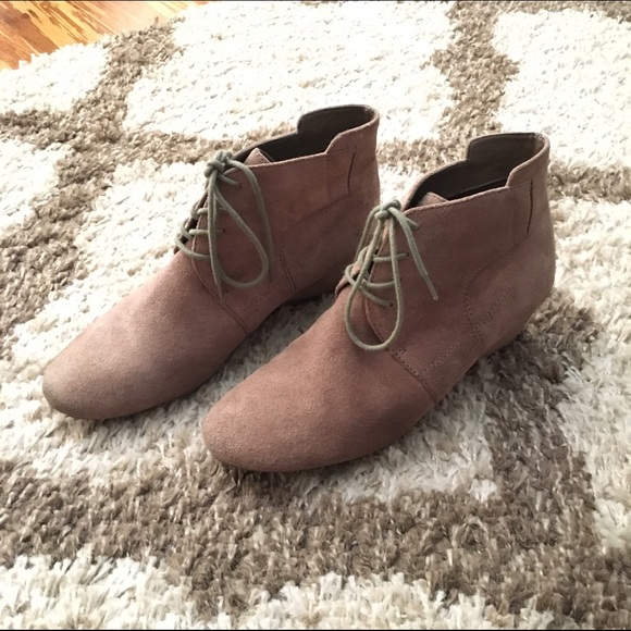 Tan suede Nine West lace-up wedge booties - size 9
