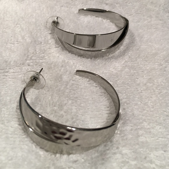 Silver tone hoop earrings - Picture 1 of 3