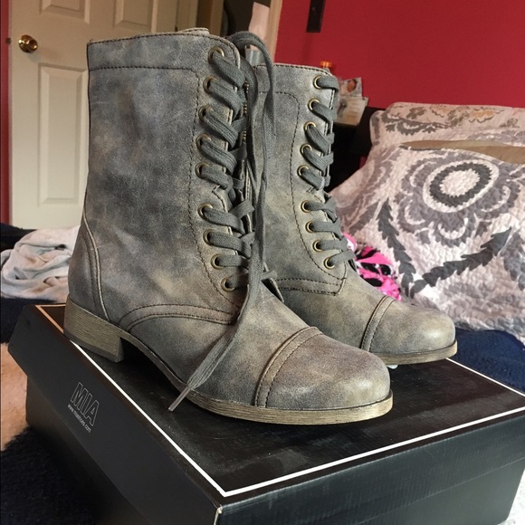 BRAND NEW. Grey short combat boots NWT