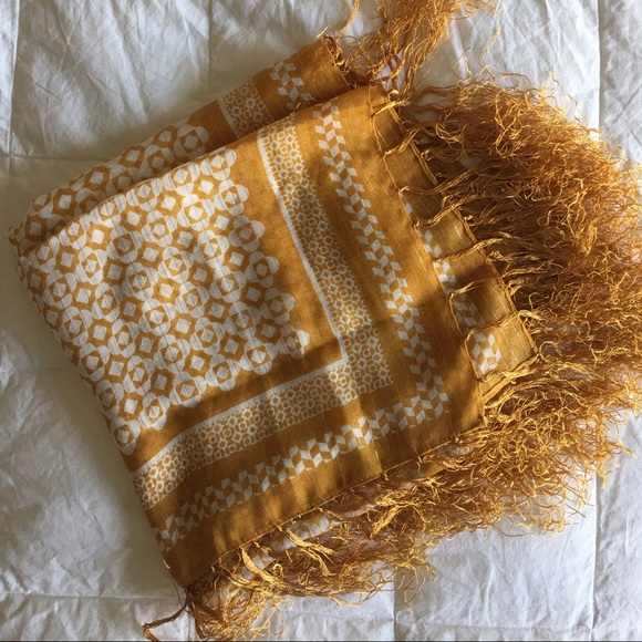 NWOT beautiful large scarf - Picture 1 of 4