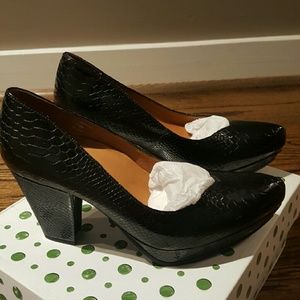 Black patent leather pumps from Earthies brand.