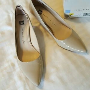 Light taupe Anne Klein Akisana Style heels size7m
