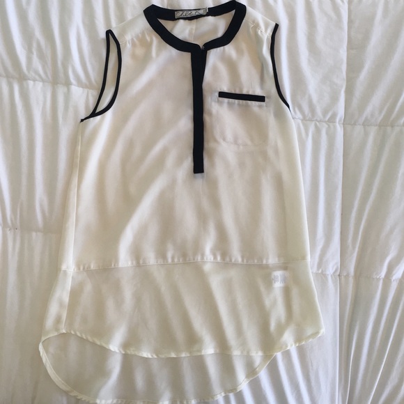 Adorable off-white tank top!