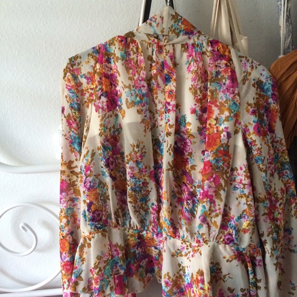 Unif floral top - Picture 2 of 4