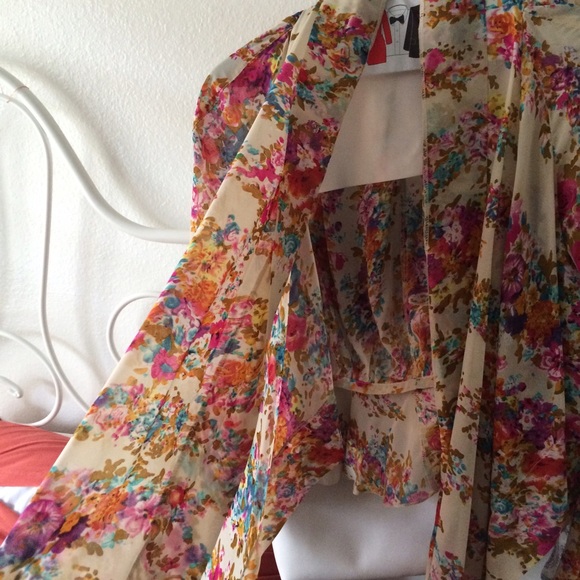 Unif floral top - Picture 3 of 4