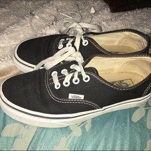 LOW TOP BLACK VANS