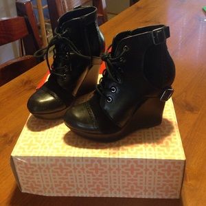 Size 7.5 Black Gianni Bini Combat Wedges
