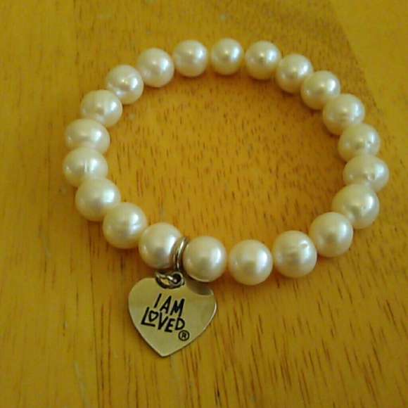 Genuine pearl bracelet with charm