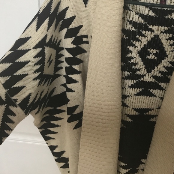 NEVER WORN- black and cream cardigan - Picture 2 of 2