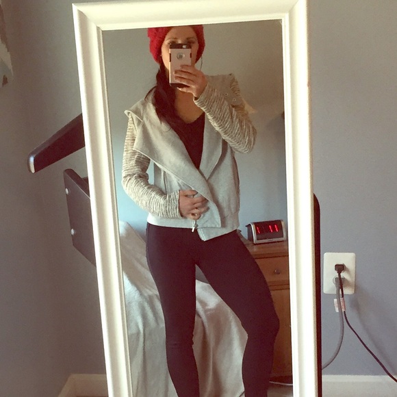 Zip up sweatshirt jacket.