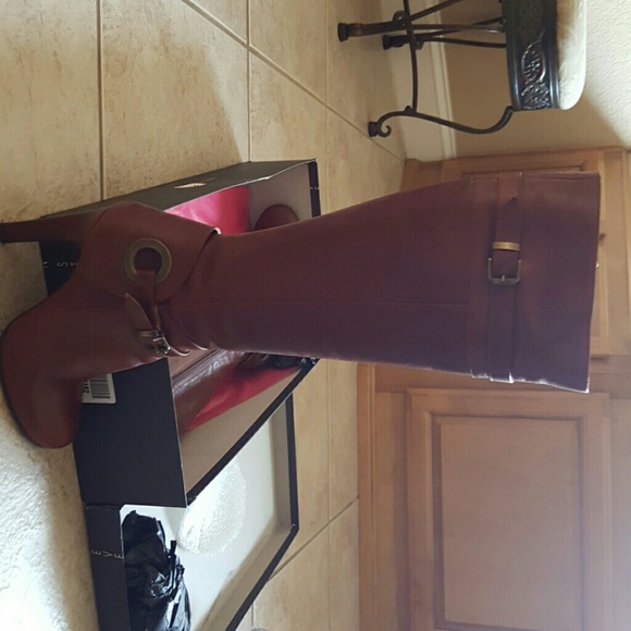 Knee boots
