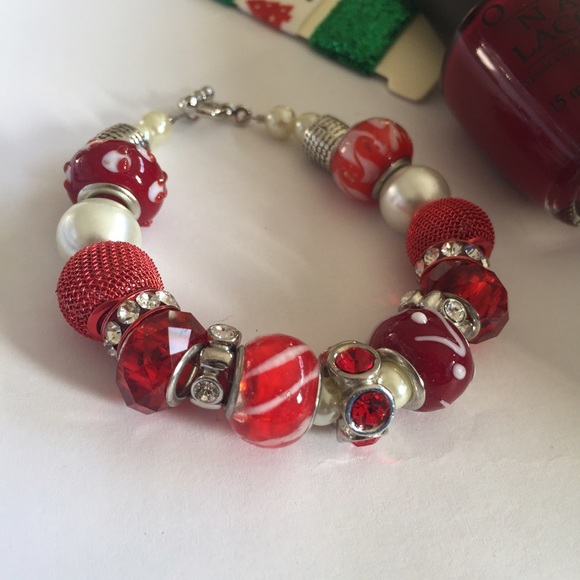 Handmade red glass bead statement bracelet - Picture 2 of 2