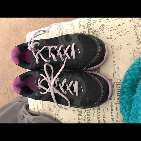 Nikes - Picture 2 of 3