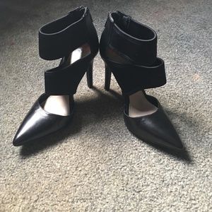 Size 7 Jessica Simpson pointed toe strappy heels