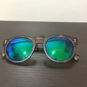 (used) gently Illesteva green sunglasses