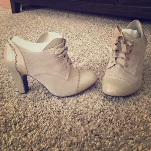 Tan Gianni Bini booties