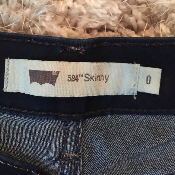 Dark wash Levi jeans - Picture 2 of 3