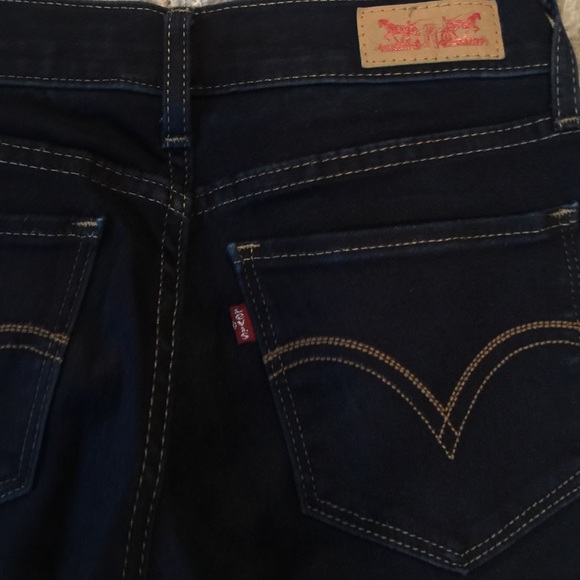 Dark wash Levi jeans - Picture 3 of 3