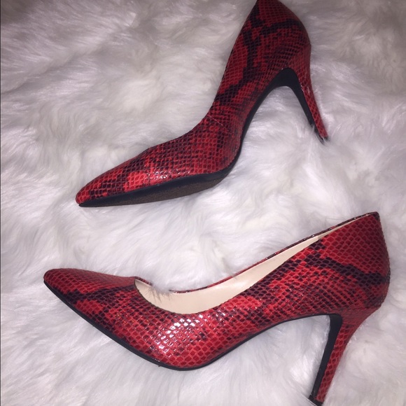 ❤️👠✔️ Lovely Red & Black Snakeskin Print Heels