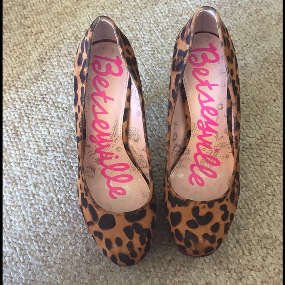Fabulous flirty heels!! Cheetah!! Leopard print! - Picture 2 of 4