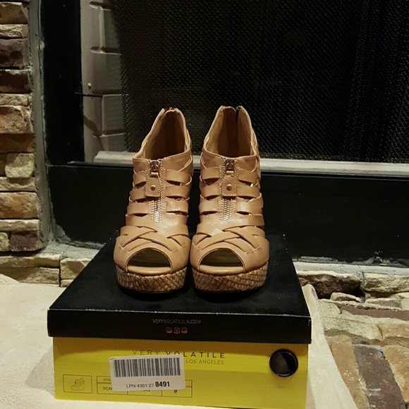 Taupe leather wedges