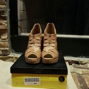 Taupe leather wedges