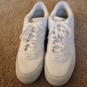 White nike shoes